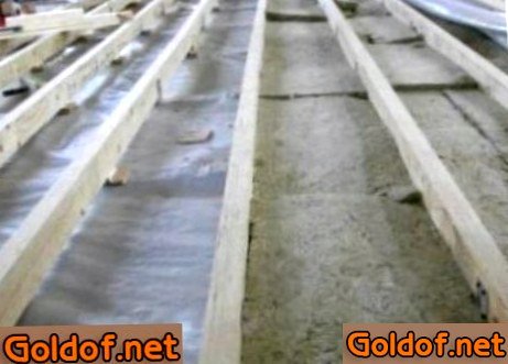 Гидроизоляция бетонного пола и укладка лаг