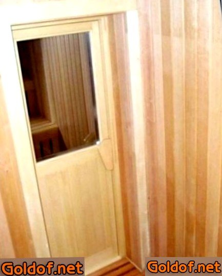Стеклянно-деревянная дверь в баню