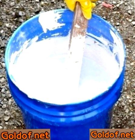 Приготовление мелового или известкового раствора для побелки потолка