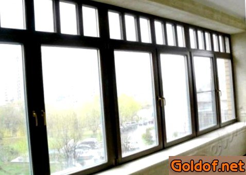 Остекление балконов деревом