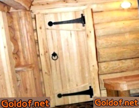 Глухая дверь в баню