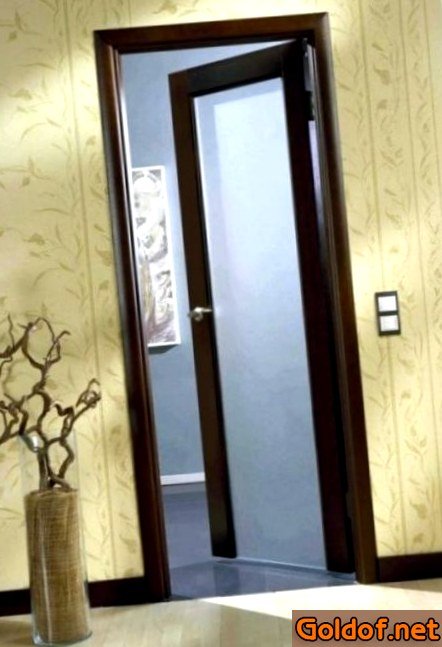 Напольный плтинтус под цвет двери