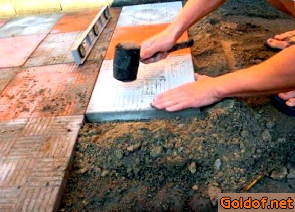 укладывать, тротуарную