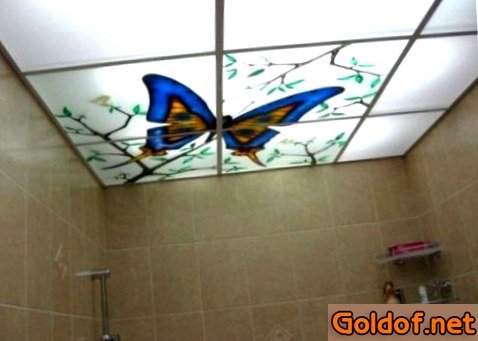 Стеклянный кассетный потолок в туалете