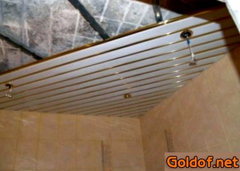 Монтаж реечного потолка в туалете