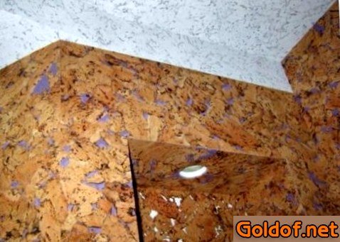 Потолок из пробковых панелей