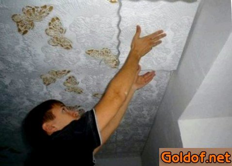 Приклеивание пенопластовой плитки к потолку в туалете