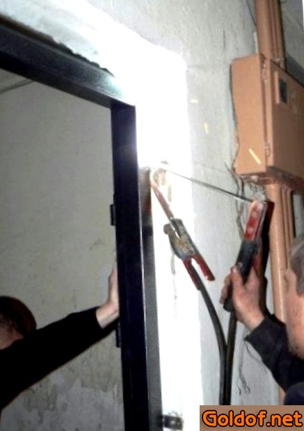 Закрепляем дверную коробку с помощью пластин