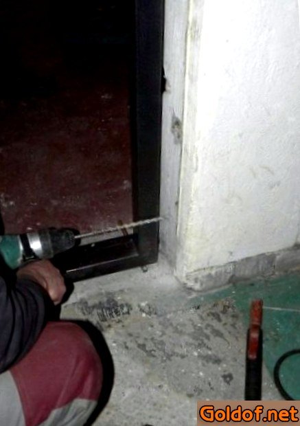 Просверливаем отверстия для крепления дверной коробки в стенах