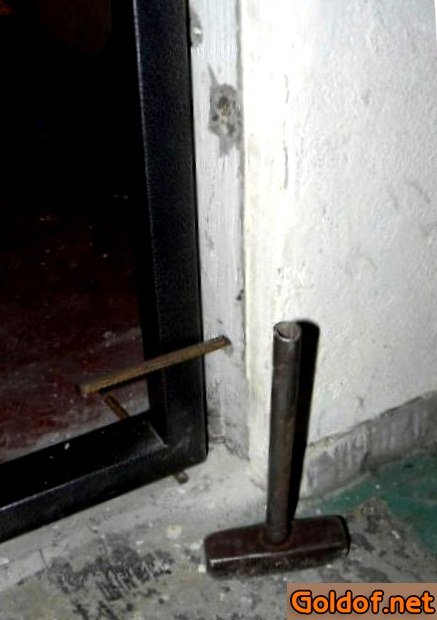 Вбиваем арматурный прут в отверстие в стене для крепления дверной коробки