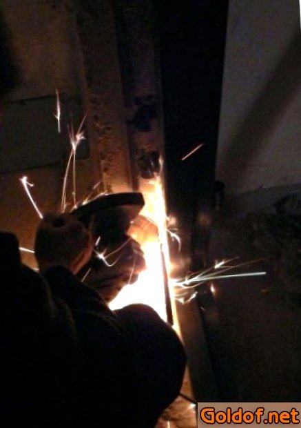 Отрезаем лишнее от арматурных прутов для крепления дверной коробки