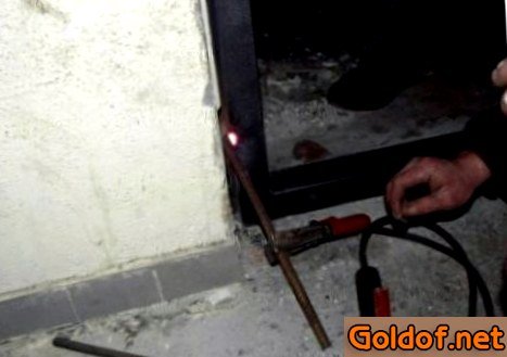 Привариваем дверную коробку к арматурным прутам