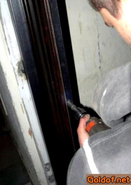 Засверливание отверстий для ригелей замка