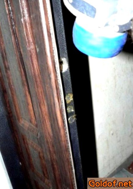 Просверливаем отверстия в дверной коробке под ригели замка