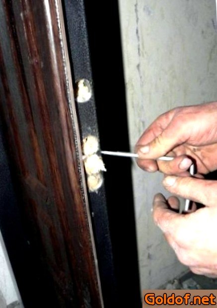 Достаем из отверстий стекловату