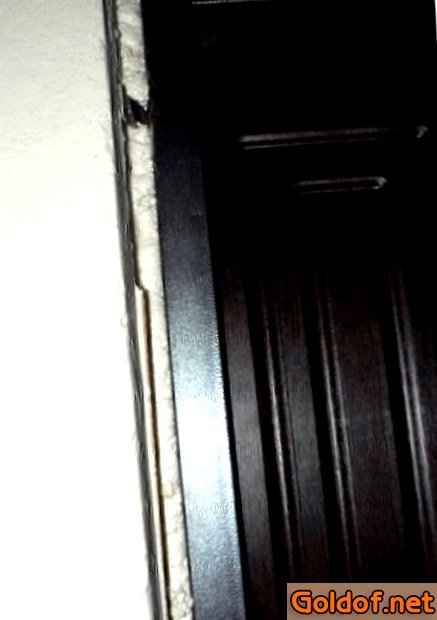 Запенивание щелей междуду дверной коробкой и проемом