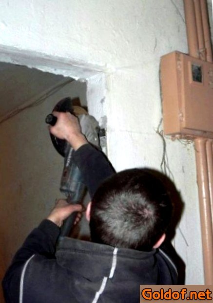 Срезание болгаркой пластин крепления старой двери