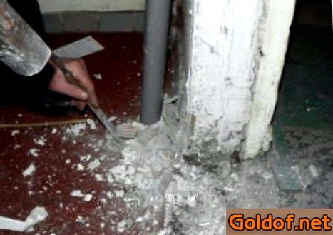 Удаление излишков штукатурки при демонтаже старой двери