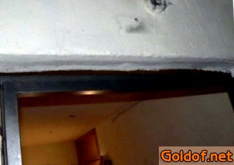 Заводим коробку двери в дверной проем