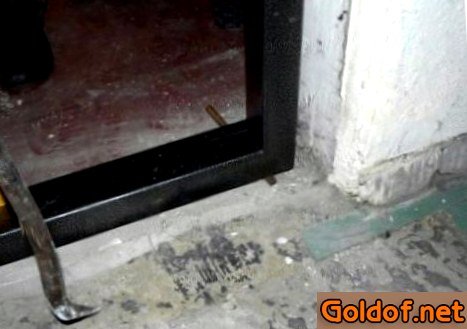 Вбиваем клинья под дверную коробку