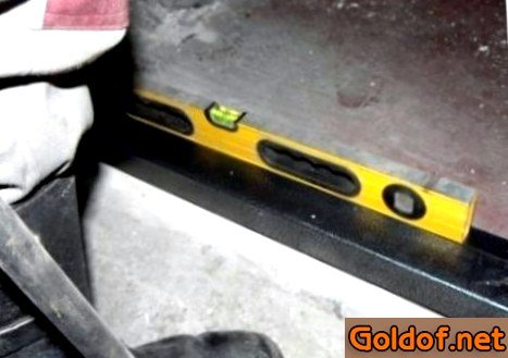 Проверка горизонтали и вертикали дверной коробки