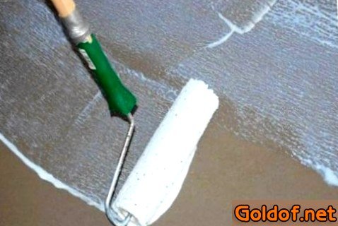 Грунтование поверхности пола