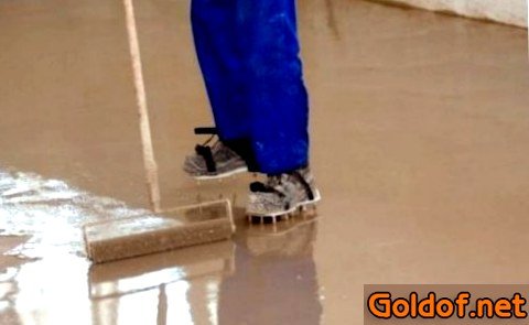 Удаление пыли с поверхности пола пылесосом