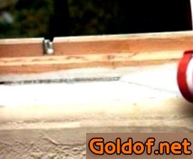 Заделка щелей в окнах герметиком