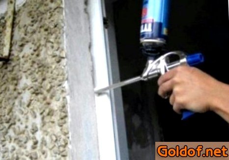 Задуваем монтажной пеной щели междуду рамой и оконным проемом