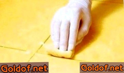 Влажная чистка плитки от остатков затирки