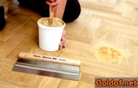 Смешивание шпаклевки для паркета с деревянной пылью