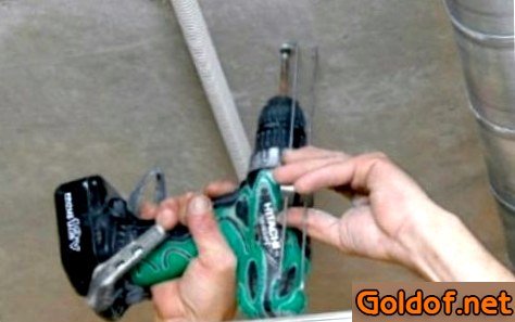 Просверливаем отверстия для подвесов