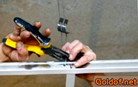 Крепим подвесы к направляющей