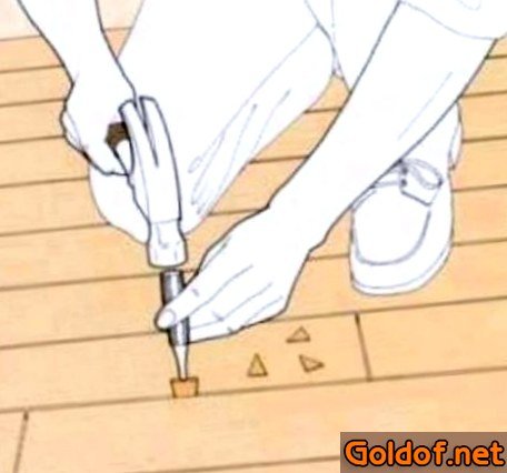 Вбивание клиньев междуду планками паркета