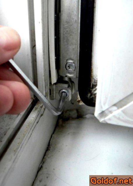 Регулировка вправо - влево нижней части створки