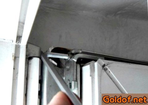 Регулировка вправо - влево верхней части створки