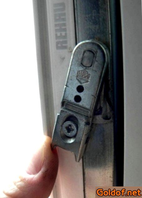 Блокиратор на створке пластикового окна