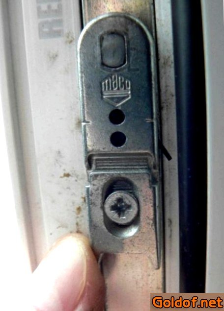 Прижимаем блокиратор створки к уплотнителю