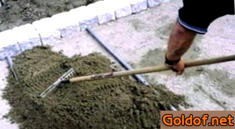 Насыпаем сухую цементно-песчаную смесь