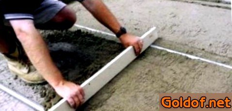 Разравниваем сухую смесь, опираясь на маяки