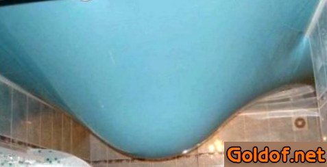 Натяжной потолок удерживает воду при затоплении
