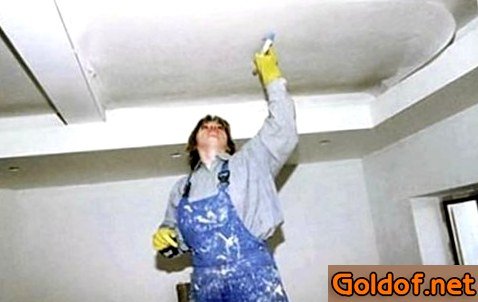 Наклеивание стеклохолста на потолок